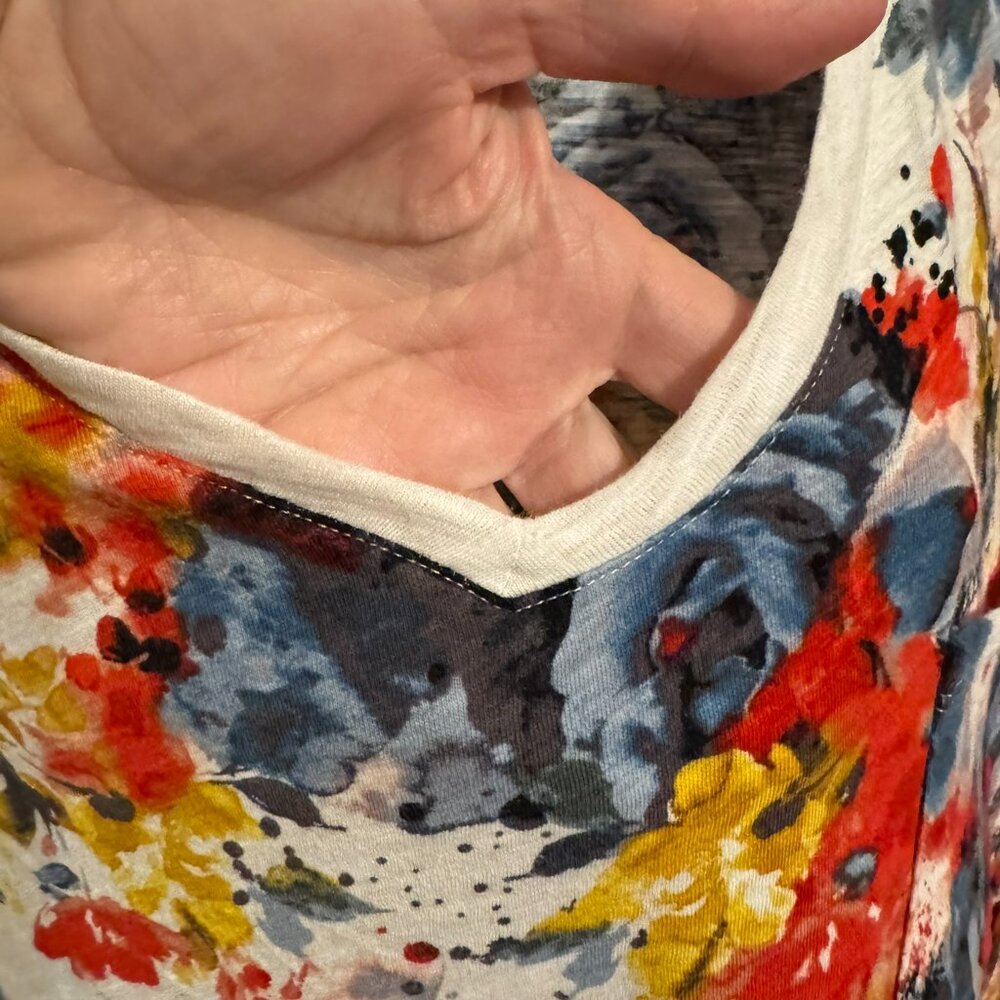 ❤️TORRID  SKULLS & FLOWERS PRINT V-NECK TEE 1X/2X     #C - Picture 5 of 6